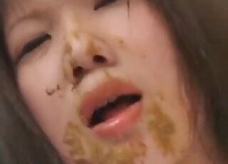 Moaning Japanese brunette ends up eating everything